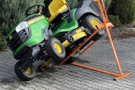 Podnośnik do traktorka kosiarki